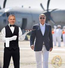 Totodată, președintele klaus iohannis va evidenția contribuția concretă, strategică a româniei la eforturile aliate de consolidare a rezilienței. Iohannis Viral Pe Facebook Noul Look Al Presedintelui Cu Ochelari