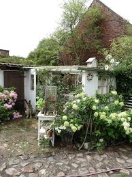 Wer mehr natur und somit mehr leben in seinen garten bringen möchte, der sollte eine hecke pflanzen. Ein Blog Uber Wohnen Und Leben Im Franzosischen Shabbychic Nordischen Shabbystil Alte Mobel Weiss Franzosisches Bauerngarten Garten Und Outdoor Hintergarten