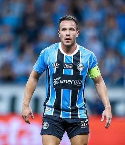 Tem vaga no seu time? 👀 Arthur e Juventus negociam os termos de uma rescis&atilde;o contratual, que deve ser oficializada nos pr&oacute;ximos dias. O jogador pediu para romper o contrato h&aacute; cerca