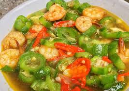 Tumis baw.putih dengan sedikit minyak sampai harum Langkah Memasak Oseng Gambas Dan Udang Enak Resep Us