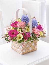 14 Creative Ways To Display Flowers Life On Kaydeross Creek Basket Flower Arrangements Fresh Flowers Arrangements Flower Arrangements