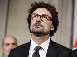 .danilo toninelli, ci sarà la tragedia del ponte di genova, ma poi si parlerà anche della differenza fra partito e movimento politico e del perché il ministro abbia deciso di abbandonare la carriera di. Da Salvini Militare A Milano Al Carabiniere Toninelli I Politici E La Leva Corriere It