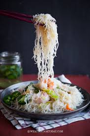 Masukkan udang, fish cake, taucu, sos tomato dan garam. Stir Fried White Bee Hoon ç‚'ç™½ç±³ç²‰
