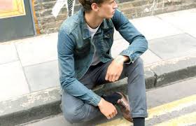 Hasil gambar untuk cowok jaket biru merah di kampus