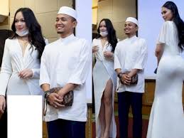 07:06 gadis_melayu bertudung tahi lalat di pipi! Ustaz Ini Dikritik Banyak Netizen Karena Berpose Dengan Influencer Yang Seksi Indozone Id