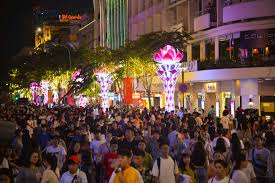 Cuộc diễu hành trên phố đi bộ nguyễn huệ năm nay thu hút hơn 2000 bạn trẻ ở mọi lứa tuổi tham gia. Biá»ƒn NgÆ°á»i Ken Ä'áº·c Tren Phá»' Ä'i Bá»™ Nguyá»…n Huá»‡ Ä'on NÄƒm Má»›i 2020 Baotintuc Vn