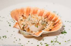 8 capesante 2 carote piccole 2 zucchine piccole un porro un bicchierino di vino bianco 2 cucchiai di pane grattuggiato 20 g. Scallops Gratin With Almonds Capesante Gratinate Con Le Mandorle Stefan S Gourmet Blog