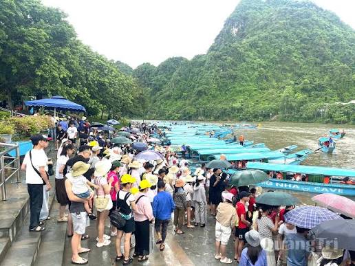 Phong Nha-Ke Bang menyambut sejumlah besar wisatawan yang datang untuk  menjelajahi dan menikmati keindahannya.