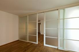 Wenn sie einen schlafzimmer kleiderschrank selber bauen möchten, dann möchten sie wahrscheinlich nicht jeden morgen und abend die unordnung der raum mit schiebetür abteilen ist eine praktische lösung. Schiebetur Einbauen Eine Kurzanleitung