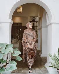 Anda dapat memilih hijab transparan dan warna yang senada. Tips Memilih Model Baju Pesta Untuk Dewasa Maupun Anak Anak