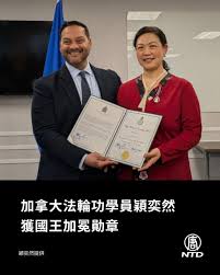NTD 新唐人電視台- 加拿大法輪功學員穎奕然（Anni Yin）獲頒加拿大勛章——查爾斯三世國王加冕勛章，以表彰她對人權事業的卓越貢獻。