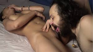 Chupada y lamida extrema de coño obteniendo un orgasmo con fuertes gemidos.  Señora con curvas