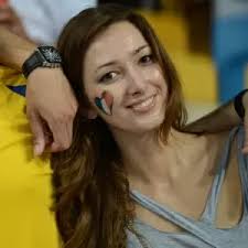 Com celular no decote, argentina tímida copia estilo que consagrou Larissa  Riquelme; veja foto