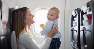 Ein neugeborenes darf schon nach einer woche fliegen, wenn es unumgänglich ist, aber wenn möglich, sollten sie bis sechs wochen nach der geburt warten. Fliegen Mit Baby 19 Ultimative Tipps