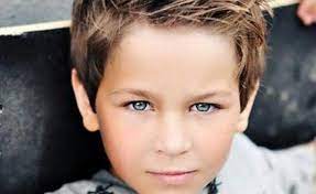 Maybe you would like to learn more about one of these? Une Coupe Courte Avec Des Pics Sur La Tete Une Coiffure A La Fois Simple Et Cool Pour Un Petit Garcon Ou Un Ado Un Peu De Gel Et Le Tour Est