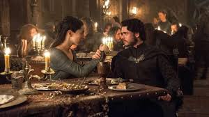 Diese roten platz mit weißen karomuster verleiht deinem outfit einen besonderen look. Richard Madden Beobachtet Die Rote Hochzeit Von Game Of Thrones Und Sie Werden Sich Immer Noch Fur Diesen Konig Im Norden Fuhlen Spielinformationen