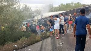 Acidente entre caminhão e van deixa 16 mortos na BR-116 - SCC10