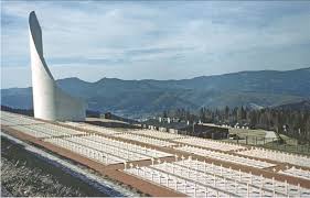 C'est le premier camp de concentration important construit en allemagne, et l'un des rares construits avant la mort du président paul von hindenburg en 1934.il est tout d'abord le lieu d'internement des opposants politiques, essentiellement communistes, puis par la suite des juifs de bavière, des prisonniers de guerre soviétiques ainsi que des homosexuels 2 et tsiganes. Camp De Concentration De Natzwiller Struthof Alsace France War Memorial Francophone Countries