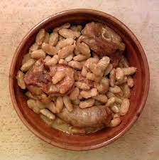 Ce que veut la clientèle de passage, c'est manger un cassoulet. Cassoulet Wikipedia
