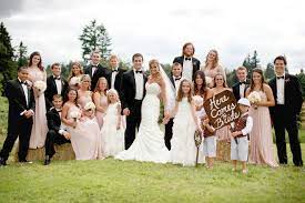 Using Hay Bales As Seating For Pictures Of Large Groups Wedding Party And Whole Family Wedding Photography Family Wedding Photography Wedding Poses