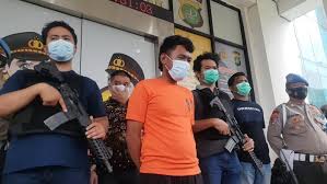 Bila saya masuk bilik abang saya, saya ternampak satu balang berisi penuh duit syiling. Kronologi Kuli Bunuh Pasutri Di Tangsel Kabur Ke Bekasi Hingga Ditangkap