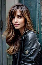 To get sara rue's hairstyle, apply smoothing cream to damp hair and blow dry straight using a round brush to define your layers.2. 20 Beste Langen Pony Lange Haare Frisuren Stil Haar Hair Styles Long Hair Styles Long Hair With Bangs