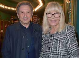 Michel drucker qui assure pendant 2h30 un direct hommage sur johnny, seul face à la caméra, et qui finit par craquer et fondre en larmes en disant. Michel Drucker Sa Femme Dany Saval Tres En Danger Ces Details Qui Font Froid Dans Le Dos