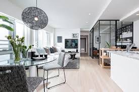 ソファとテーブルを窓際に置くことでまとまったスペースを作っている部屋 マンション インテリア インテリア 模様替え