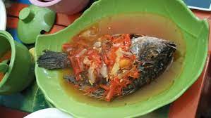 Ikan bisa digoreng hingga tingkat kematangan sesuai selera yaitu kering renyah atau empuk berdaging. Resep Pecak Ikan Khas Betawi Lifestyle Fimela Com