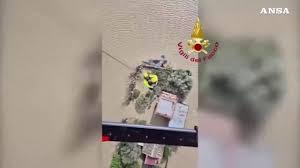 Maltempo, esonda il fiume Salso in Sicilia: salvato in elicottero un uomo  salito sul tetto di casa