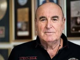 Ο στιχουργός των μεγαλύτερων επιτυχιών του στράτου διονυσίου, του τόλη. Tcyirivtfafr8m