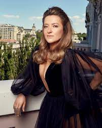 Наталья надела короткое платье, состоящие из сшитых кусков ткани с серебряными. Natalya Mogilevskaya Zasvetila Grud V Otkrovennom Plate Foto