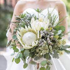 結婚式の記録 tawed811 ブーケについて 挙式披露宴用 カラードレス用 二次会用と3つ 全部ドレスに合うようにオーダー 1つ目のキングプロテアを中心にワイルドフラワーを使ったナチュラルブーケはとっても重かったけど こんなの見たことない ブーケ