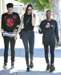 Kendall Jenner Opts For Skinny Jeans During Casual Day Out With Pals Daily Mail Online