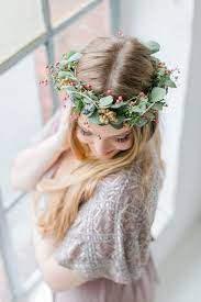 brautstrauss mit eukalyptus blumen im haar kopf kranze hochzeit