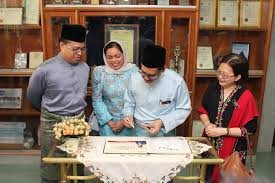 Ahli dewan undangan negeri (adun) tualang sekah, datuk nolee ashilin mohammed radzi dan adun sungai manik, datuk. Kasih Perak 26 Jun 2019 Datin Seri Dr Nomee Ashikin Facebook