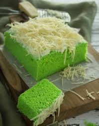 Blender daun pandan dan santan untuk membuat pasta pandan. Resep Bolu Kukus Pandan Lembut Enak Praktis