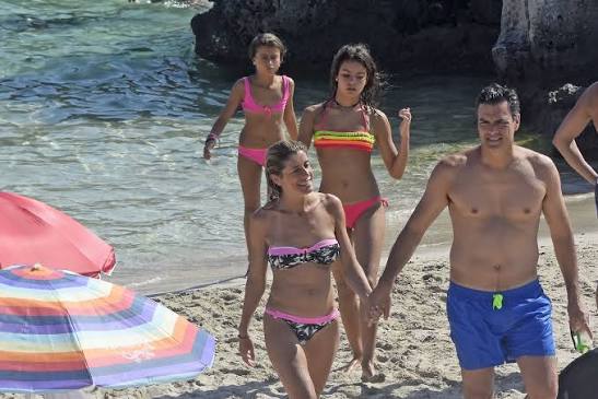 Carlota y Ainhoa, las hijas de Pedro Sánchez y Begoña Gómez con las que  pasan las vacaciones - Chic