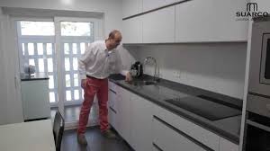 Sin tiradores en las puertas y con diseño excesivamente minimalista pueden parecer algo impersonal. Video Cocinas Modernas Blancas Sin Tiradores Youtube