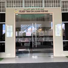 Kasabanın doğuya doğru genişlemesi kelantan nehri tarafından engellenmiştir. Fotos En Pejabat Tanah Jajahan Pasir Mas Baru Ayuntamiento