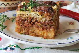 Când ceapa devine sticloasă, se adaugă carnea și se condimentează cu sare și piper. Varza A La Cluj Food Cooking Recipes Eat