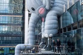 De rotterdamse kunstenaar florentijn hofman verbaast zijn publiek en confronteert onze dagelijkse beleving met ongewoonlijke, opzienbarende en opvallende kunstwerken. After Rubber Duck Here Comes The Bubblecoat Elephant Cgtn