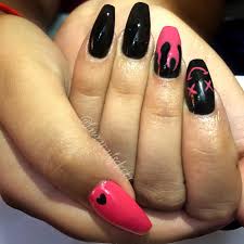 Uñas acrílicas echas completamente con acrílico negro sin encapsular diseño extremadamente elegante. Llamas Rosas Relleno De Gel Unas Acrilicas Y Dibujos Lau Facebook