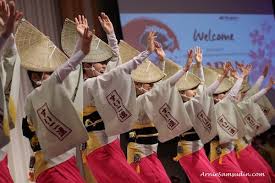Gerakan tari piring pada umumnya adalah meletakkan dua buah piring di atas dua telapak tangan. Awa Odori Pesta Tarian Terbesar Dan Popular Di Tokushima Jepun