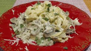 Una volta che la cipolla diviene trasparente aggiungete i funghi e lasciateli andare per massimo 15 minuti. Fettuccine Con Funghi Champignon E Panna Youtube