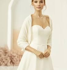 Du gehst nicht in die stadt um mal eben schnell bei douglas rein zu springen oder bei mango zu stoebern. Brautjacke Bolero Aus Spitze Fell Warm Ivory Brautkontor