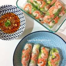 Traditional vietnamese spring rolls can be made of many different fillings like vermicelli noodles, mint or other herbs, leafy greens, shrimp, pork, shrimp, and other vegetables inside a tight rice paper wrapper. Resepi Vietnam Roll