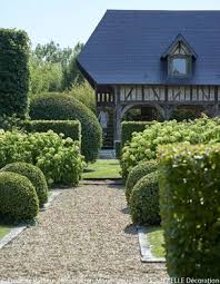 Visite Du Jardin De Manuel Canovas Au Pays D Auge Le Jardin Secret De Manuel Canovas Elle Decoration En 2020 Jardins Secrets Beaux Jardins Pays D Auge