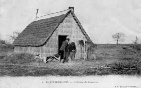 Les Cabanes De Roseaux Du Littoral Du Golfe Du Lion Travers Les Cartes Postales Anciennes Christian Lassure Cabane Cabane De Pecheur Camargue