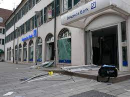 Die deutsche bank hat als eine der wenigen banken die aktuelle finanzkrise ohne staatliche unterstützung und große einbrüche überstanden. Russelsheim Bei Frankfurt Unbekannte Sprengen Geldautomaten Und Fliehen Russelsheim